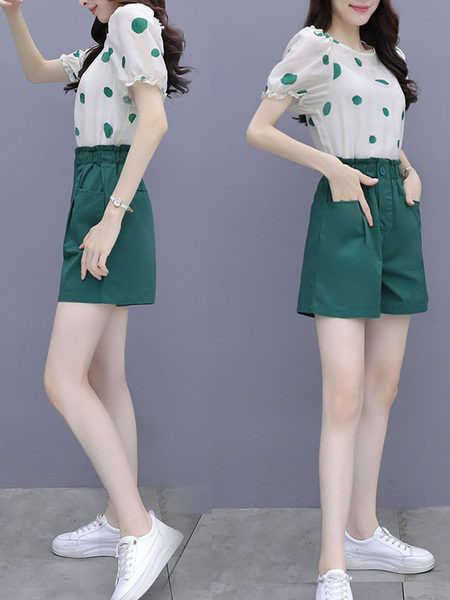 Novi model ženskog kompleta iz dva dijela - bluza na točkice i kratke hlačice