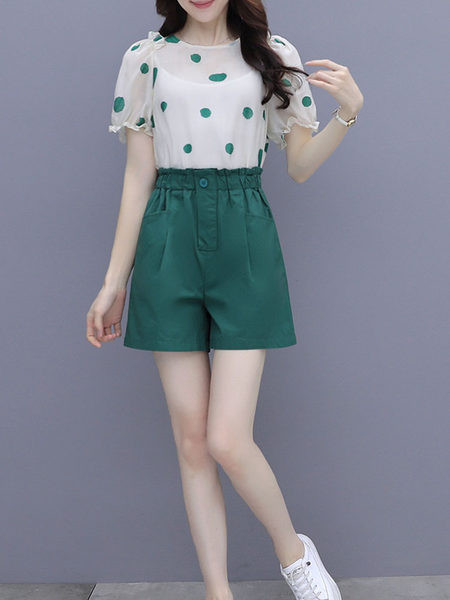 Novi model ženskog kompleta iz dva dijela - bluza na točkice i kratke hlačice