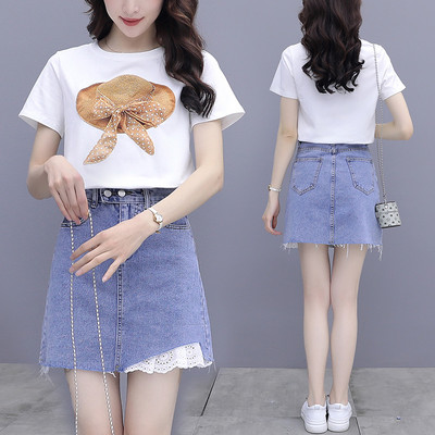 Μοντέρνο γυναικείο σετ - τζιν φούστα και μπλουζάκι