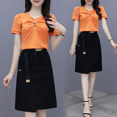 Μοντέρνο γυναικείο σετ - T-shirt και φούστα με κουμπιά