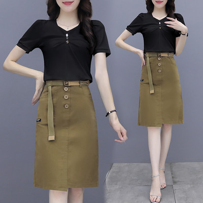 Μοντέρνο γυναικείο σετ - T-shirt και φούστα με κουμπιά