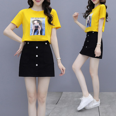 Γυναικείο καλοκαιρινό σετ - T-shirt με στάμπα και κοντή φούστα με κουμπιά