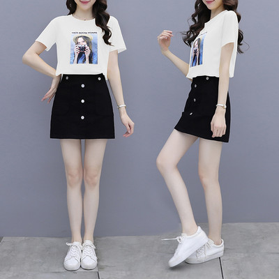 Γυναικείο καλοκαιρινό σετ - T-shirt με στάμπα και κοντή φούστα με κουμπιά