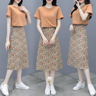 Σετ γυναικεία φούστα με φλοράλ μοτίβα και μπλουζάκι με επιγραφή