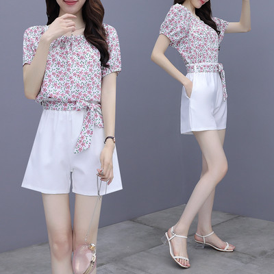 Модерен дамски комплект от блуза с лодка деколте и къси панталони