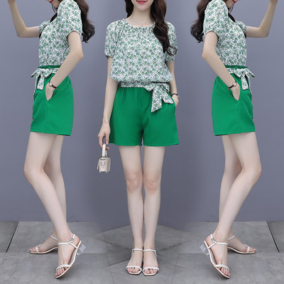 Модерен дамски комплект от блуза с лодка деколте и къси панталони