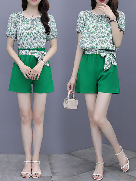 Модерен дамски комплект от блуза с лодка деколте и къси панталони