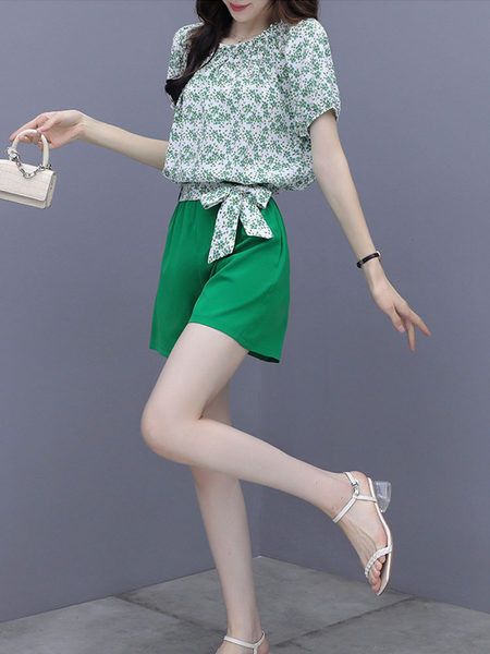 Модерен дамски комплект от блуза с лодка деколте и къси панталони