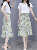 Suvine komplekt naistele - lillelise trükiga T-särk ja seelik