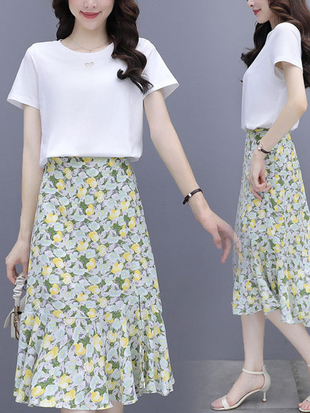 Suvine komplekt naistele - lillelise trükiga T-särk ja seelik