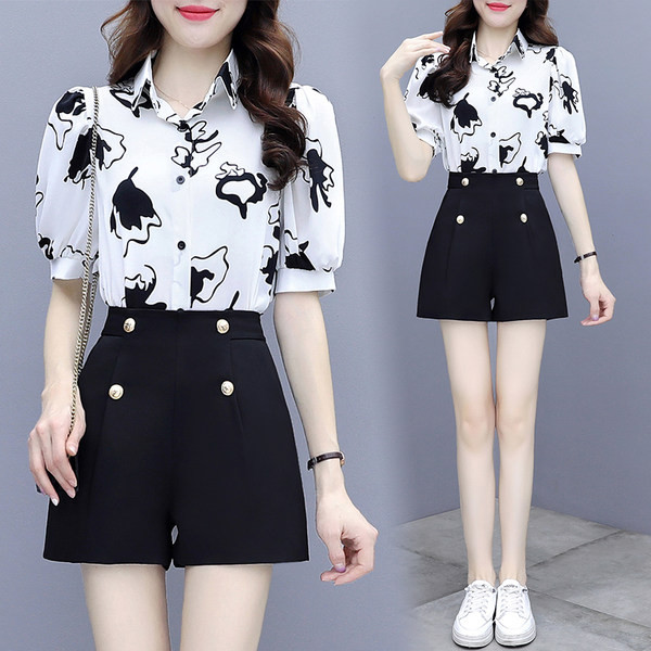 Moodne naiste komplekt kahest osast - särk ja lühikesed püksid