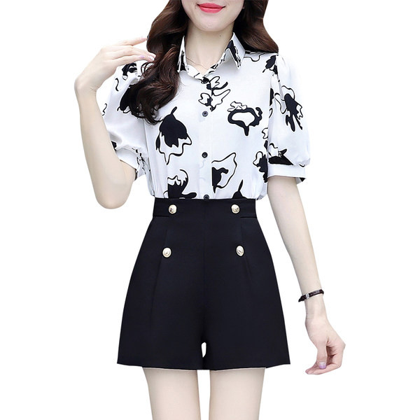 Moodne naiste komplekt kahest osast - särk ja lühikesed püksid