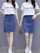 Дамски летен сет - тениска с щампа и дънкова пола с бродерия и цепка