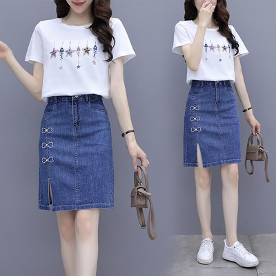 Дамски летен сет - тениска с щампа и дънкова пола с бродерия и цепка