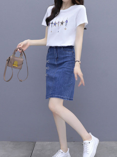 Дамски летен сет - тениска с щампа и дънкова пола с бродерия и цепка