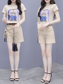 Μοντέρνο γυναικείο σετ από μπλούζα και σορτς