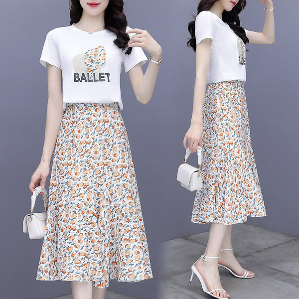 Naiste kõrge vöökoha ja lillemotiividega seelikukomplekt ning tikitud kirjaga T-särk