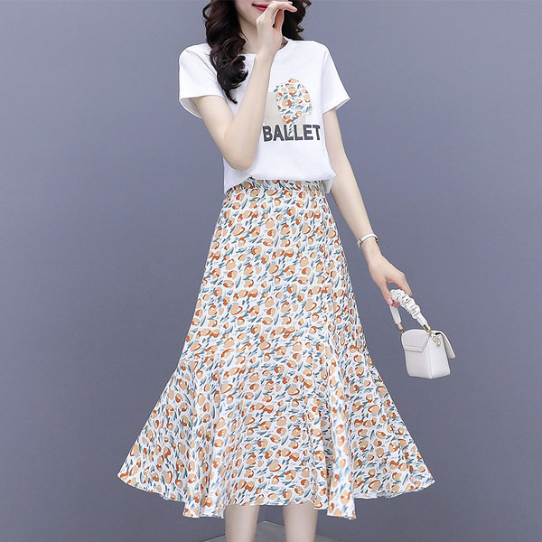 Naiste kõrge vöökoha ja lillemotiividega seelikukomplekt ning tikitud kirjaga T-särk