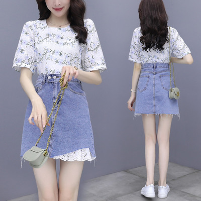 Модерен дамски комплект от две части -блуза и пола от деним