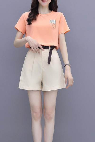 Ženski komplet kratkih hlačica visokog struka i majice kratkih rukava