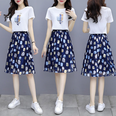 Naiste kaheosaline kõrge vöökohaga seelik ja aplikatsiooniga T-särk