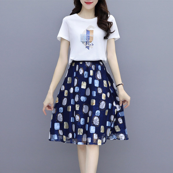 Naiste kaheosaline kõrge vöökohaga seelik ja aplikatsiooniga T-särk