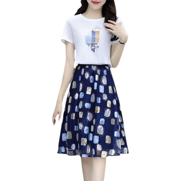 Naiste kaheosaline kõrge vöökohaga seelik ja aplikatsiooniga T-särk