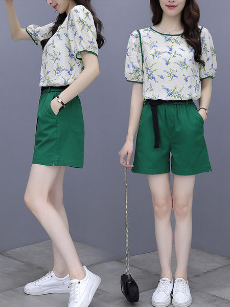 Γυναικείο σετ σορτς  με μπλούζα με κοντό μανίκι και απλικέ