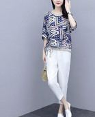 Naiste komplekt kaheosalistest pükstest ja laiast lipsudega pluusist