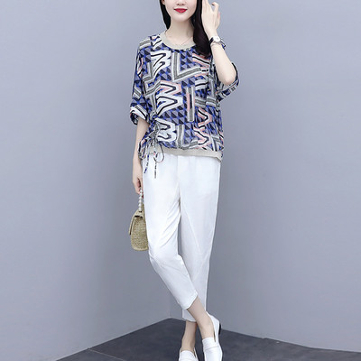 Naiste komplekt kaheosalistest pükstest ja laiast lipsudega pluusist