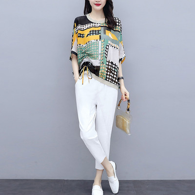 Naiste komplekt kaheosalistest pükstest ja laiast lipsudega pluusist