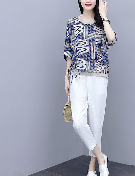 Naiste komplekt kaheosalistest pükstest ja laiast lipsudega pluusist