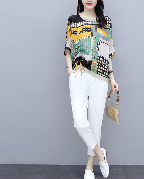 Naiste komplekt kaheosalistest pükstest ja laiast lipsudega pluusist