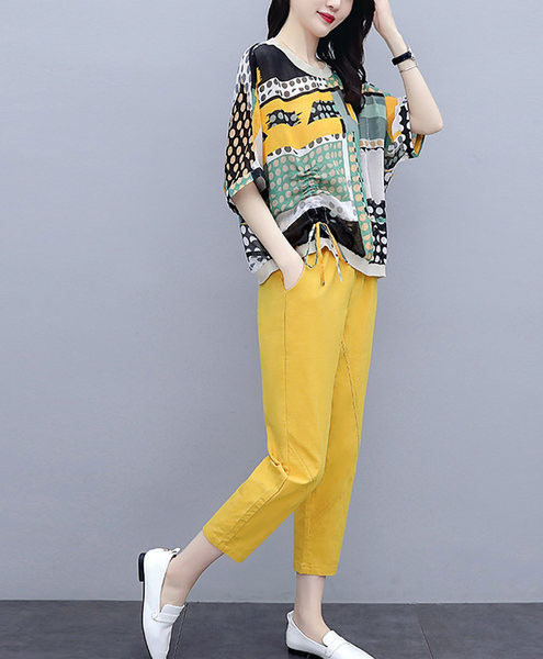 Naiste komplekt kaheosalistest pükstest ja laiast lipsudega pluusist