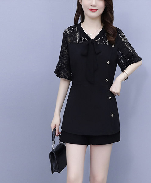 Moderan ženski komplet iz dva dijela - košulja i kratke hlače