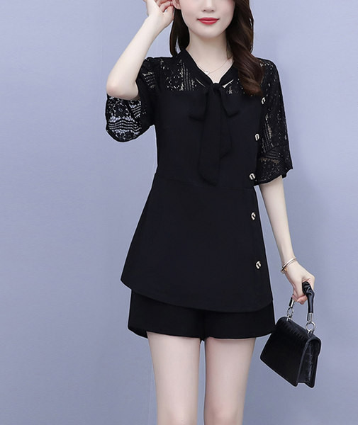 Moderan ženski komplet iz dva dijela - košulja i kratke hlače