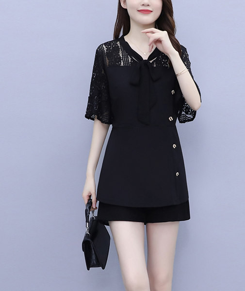 Moderan ženski komplet iz dva dijela - košulja i kratke hlače