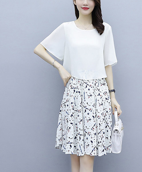 Naiste komplekt kaheosalistest lillemotiivide ja avara särgiga seelikutest