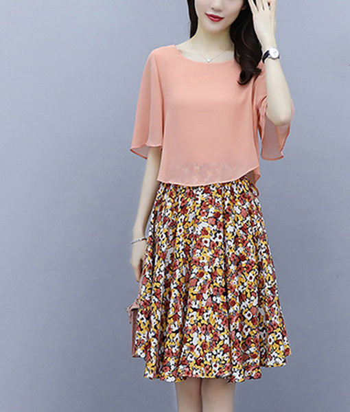 Naiste komplekt kaheosalistest lillemotiivide ja avara särgiga seelikutest