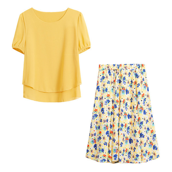 Naiste komplekt kaheosalistest lillemotiivide ja avara särgiga seelikutest