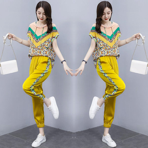 Casual γυναικείο σετ με σχέδιο - μπλούζα με κουκούλα και παντελόνι με μπορντούρα