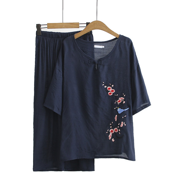 Suvine puuvillane komplekt - tikandiga pluus ja laiad püksid