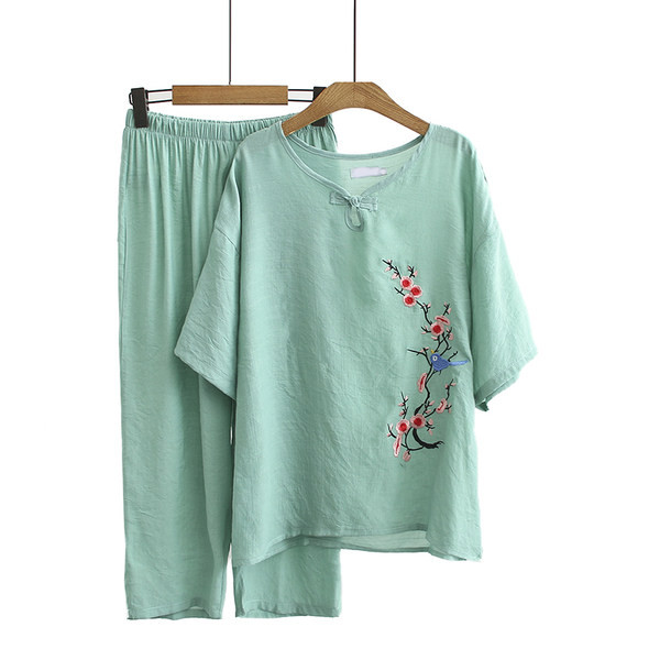 Suvine puuvillane komplekt - tikandiga pluus ja laiad püksid