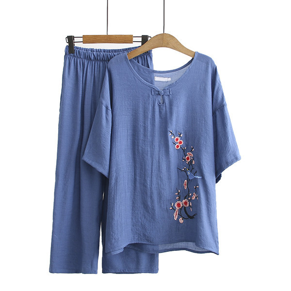 Suvine puuvillane komplekt - tikandiga pluus ja laiad püksid