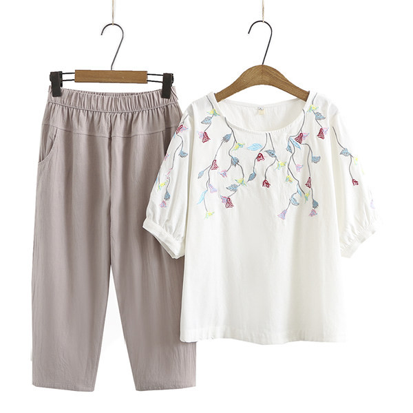 Suvine puuvillane komplekt - tikandiga pluus ja laiad püksid