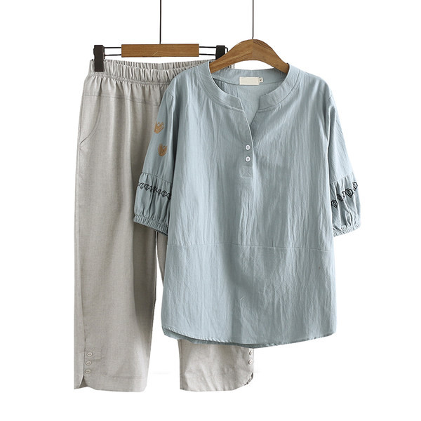 Dnevni ženski komplet iz dva dijela - hlače i bluza