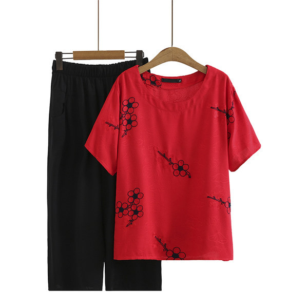 Aktualan ženski komplet - majica i hlače