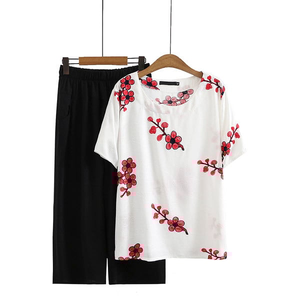 Aktualan ženski komplet - majica i hlače