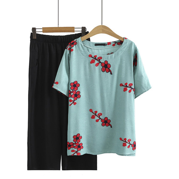 Aktualan ženski komplet - majica i hlače