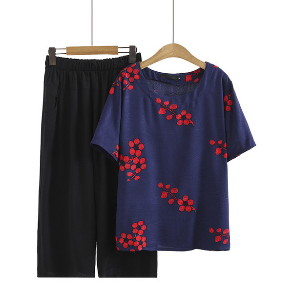 Aktualan ženski komplet - majica i hlače